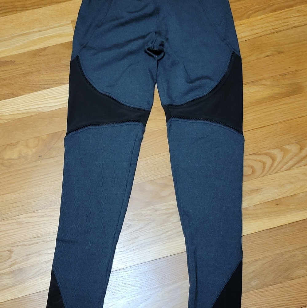 Highwasted stretch yoga pants with sheer panels